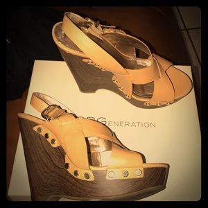 BCBG PL-Kaden Wedges